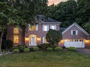 2063 Stone Creek Dr, Chanhassen, MN 55317