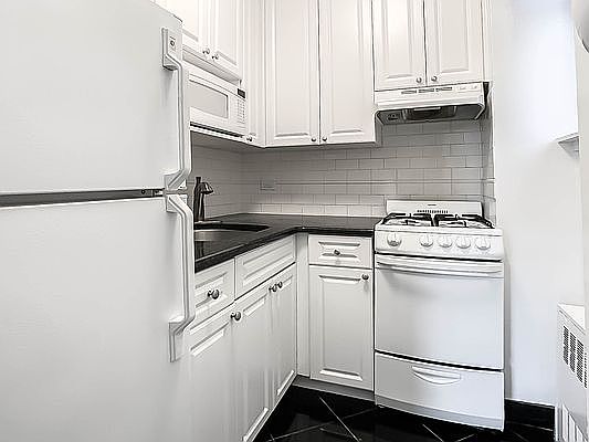3rd image of 4 Park Ave APT 10R