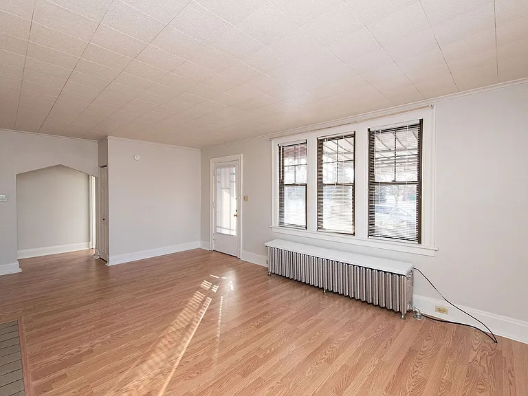 Beautifully updated Tudor style duplex. Upper unit. Large rooms. 2 balconies, private entry. Fenc... — Photo 7