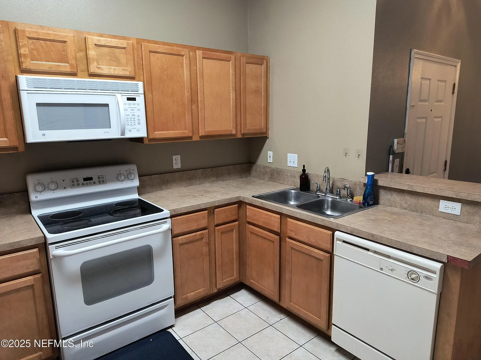 3 bed, 2.0 bath, 1335 sqft, $1,345 — Photo 3