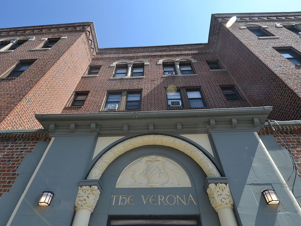 Verona Plaza Sky View