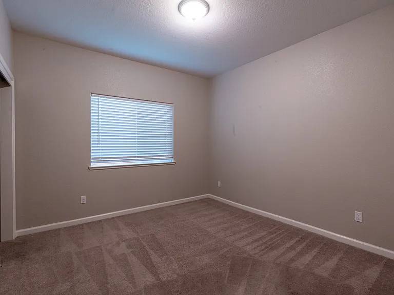 814 Courtney Ct — Photo 11
