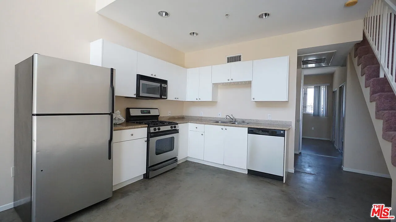 2 bed, 2.0 bath, 1000 sqft, $2,700 — Photo 3