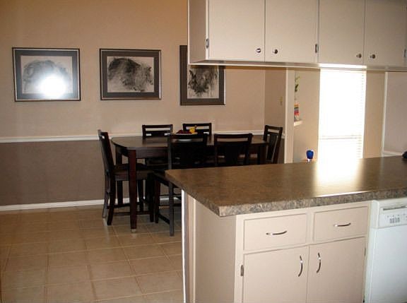 Eat-in-kitchen, tile floor, lots of space