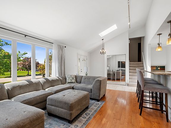 3rd image of 15581 Frances Ln