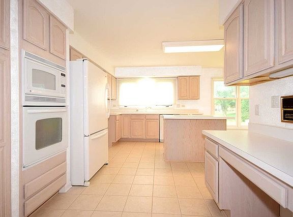 5th image of 1121 Wexford Ct #100
