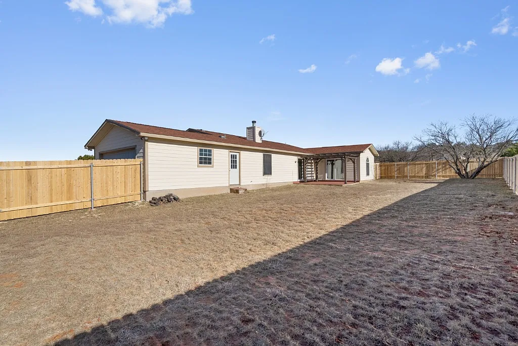 3 bed, 2205 sqft, $2,250 — Photo 3