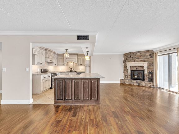 2nd image of 4316 Lakeshore Ln Unit 104