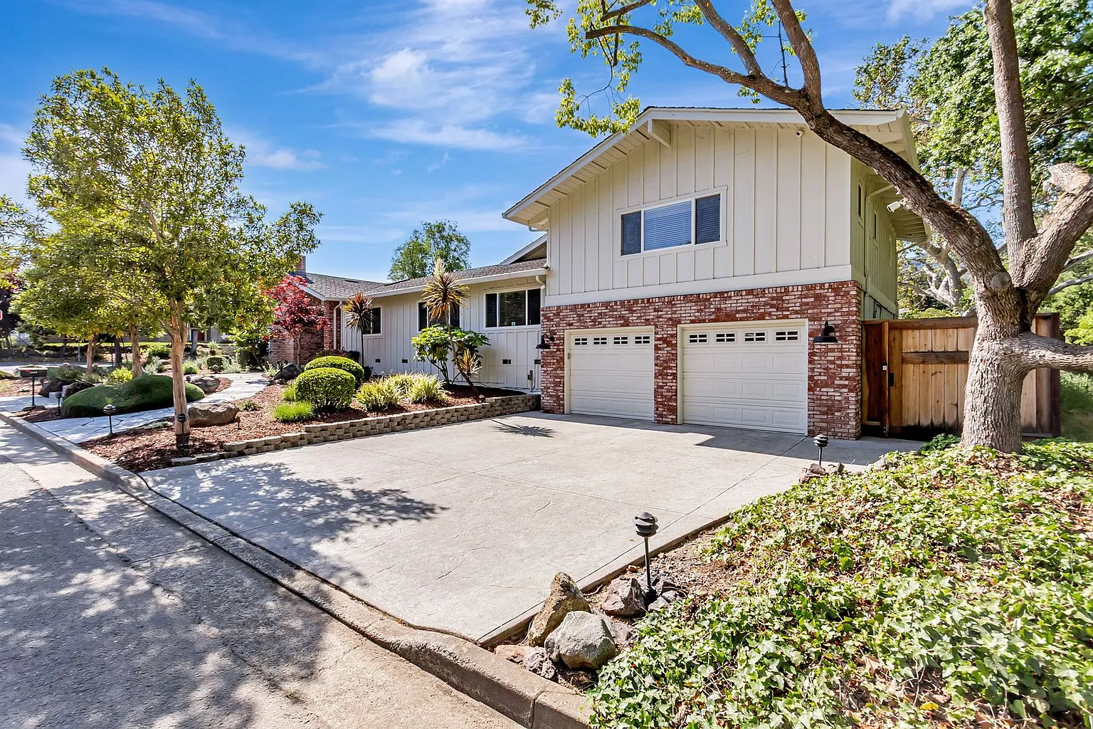 6899 Hampton Dr photo 1
