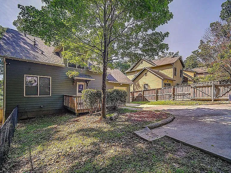 5 bed, 3.0 bath, 3100 sqft, $3,300 — Photo 2