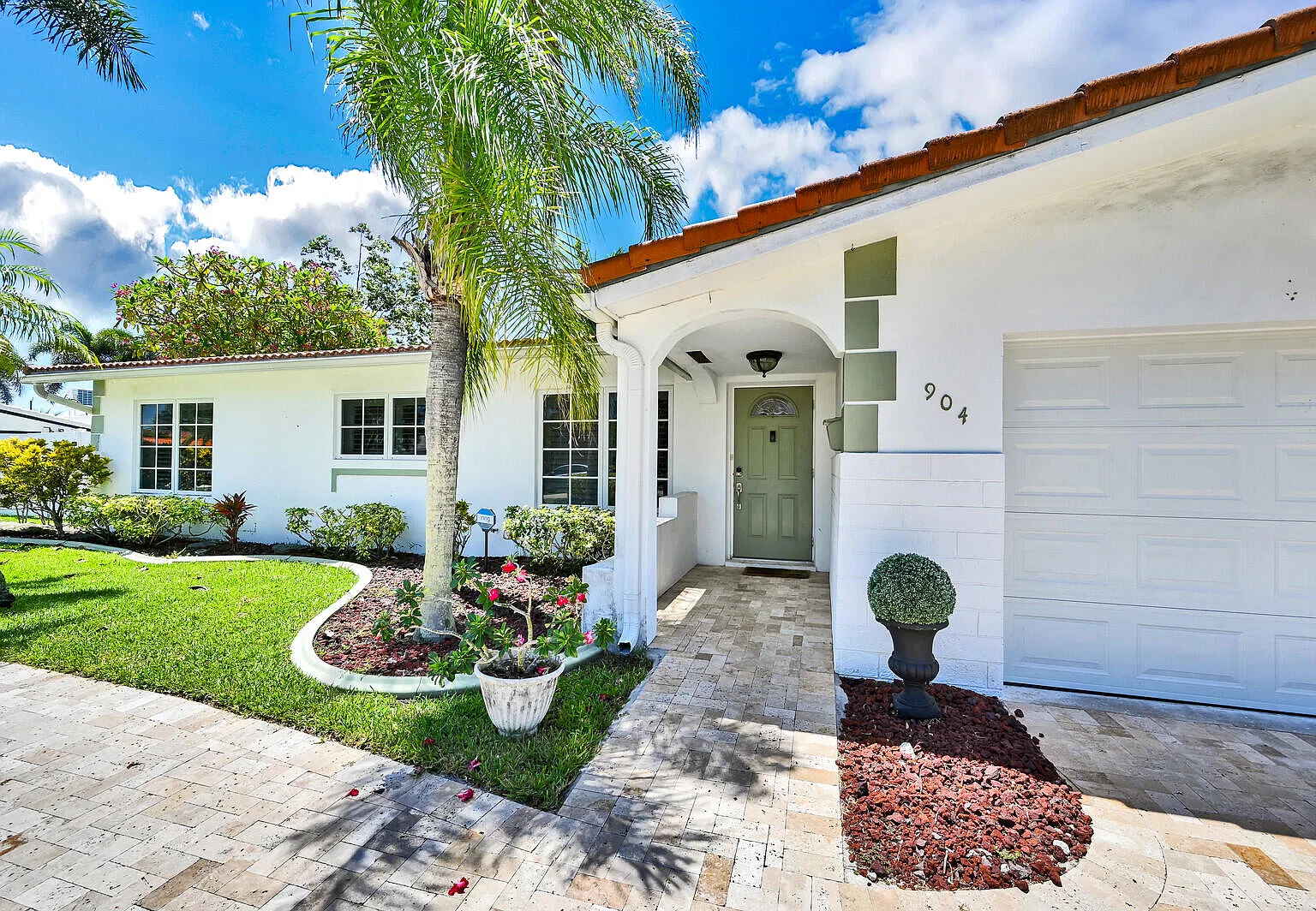 4 bed, 2.0 bath, 2140 sqft, $7,900 — Photo 1