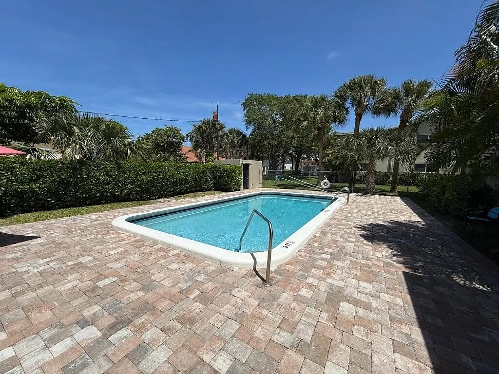 3 bed, 2.0 bath, 1140 sqft, $2,400 — Photo 3
