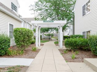 204 E Victoria Cir, North Aurora, IL 60542