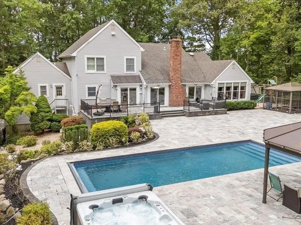 10 Woodstone Court, South Huntington, NY 11746