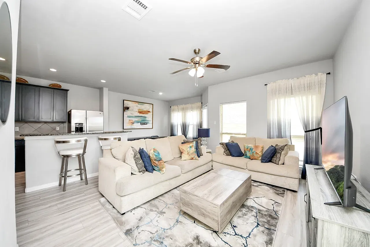 3 bed, 2.5 bath, 1658 sqft, $2,350 — Photo 3