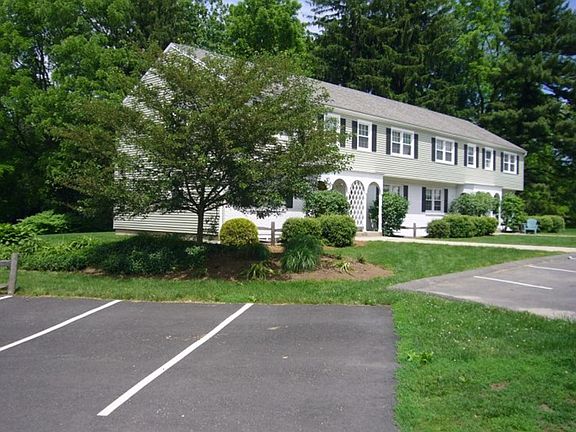 4th image of 34 Hobart Ln #34
