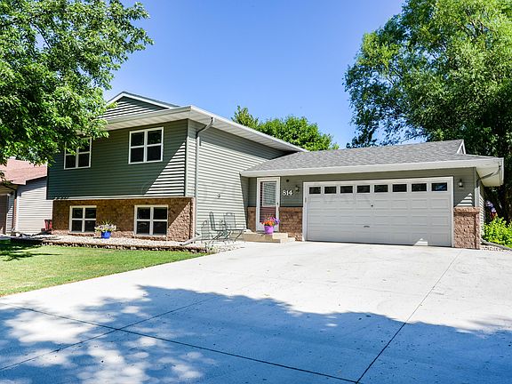 3rd image of 814 8th Ave E