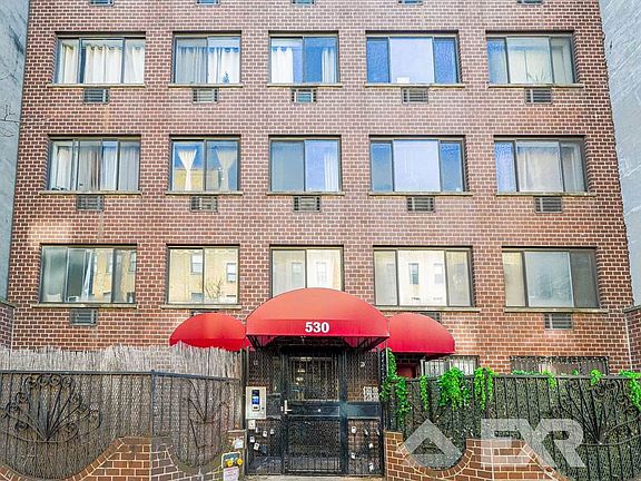3rd image of 530 W 47th St #Penthouse D1