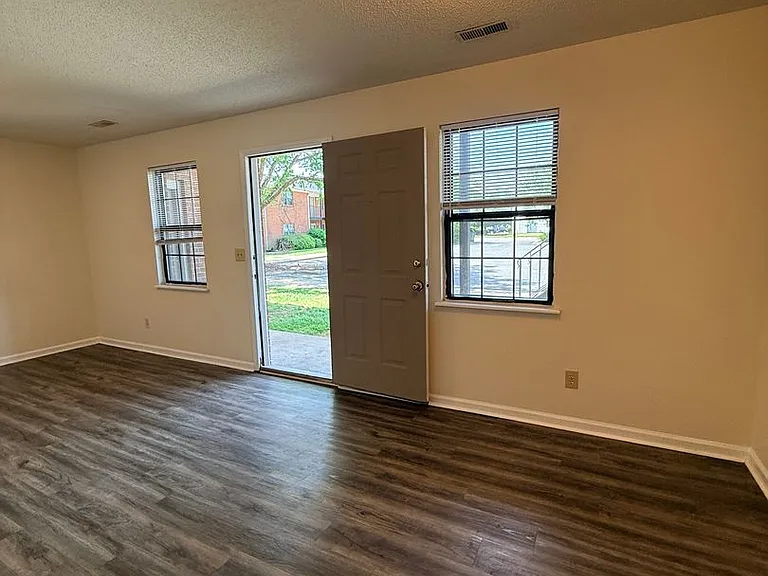 Ivy Court Apartments — Photo 14