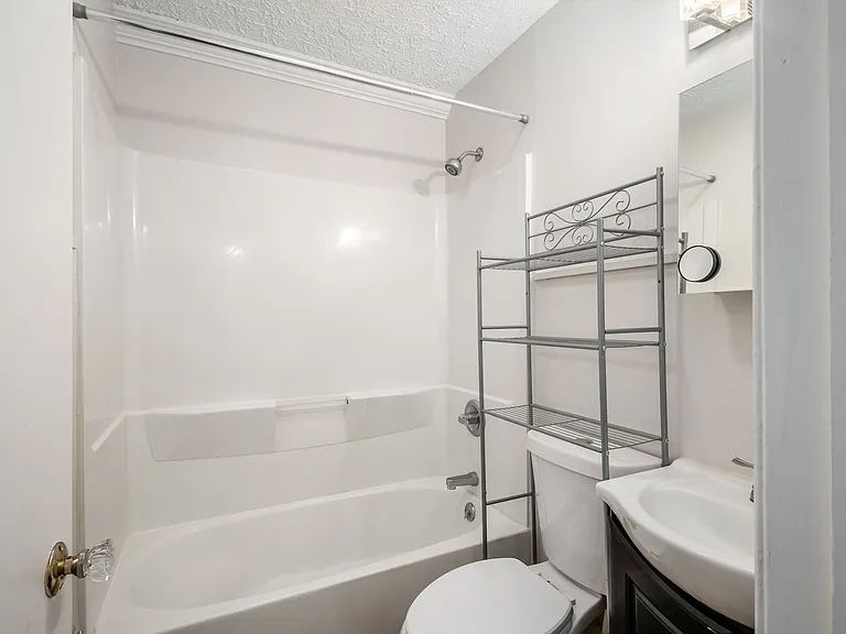 990 Kramer Ave — Photo 12