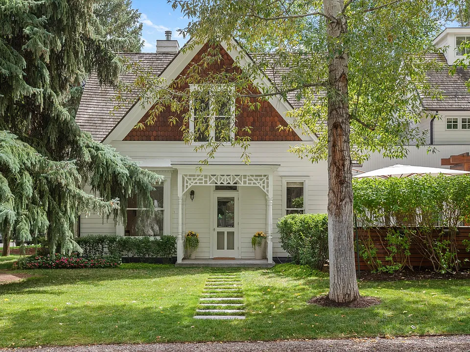 629 W Smuggler St