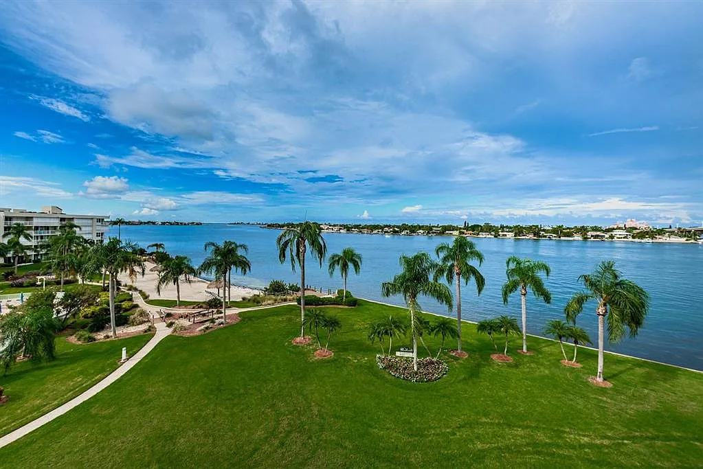 2 bed, 2.0 bath, 1080 sqft, $7,860 — Photo 4