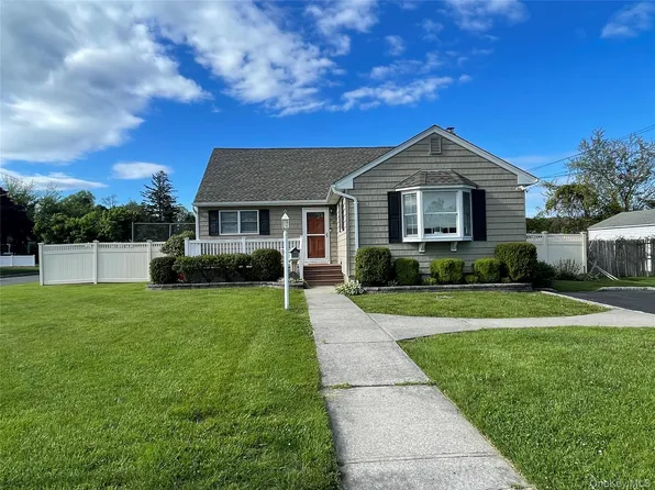 33 Maple Avenue, Kings Park, NY 11754