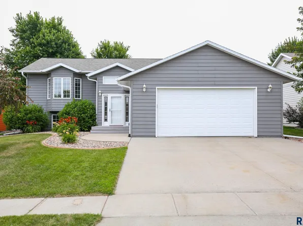 712 S 6th Ave, Brandon, SD 57005
