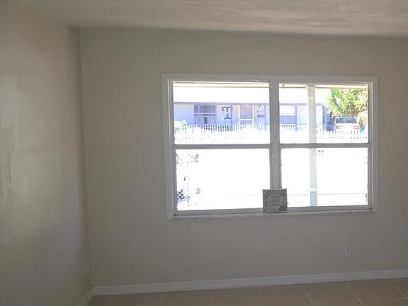 4th image of 901 Lockhart St