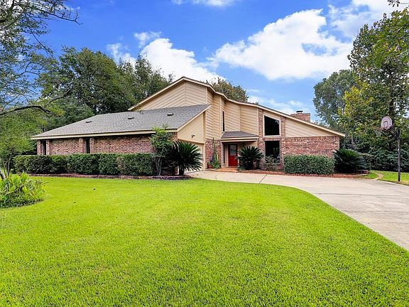 This modern yet traditional 3 Bedroom, 2.5 Bathroom home is located in the highly desired community of Willow Trace. A swing 2-Car Garage adds both dimension to the home and extra space for parking and/or friendly games of basketball.