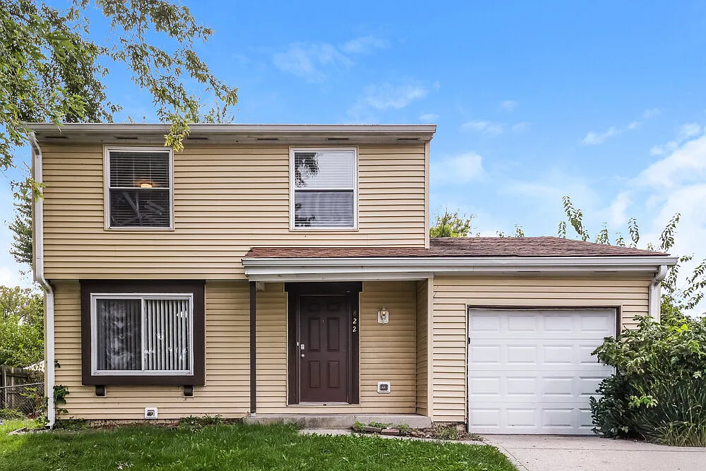 3 bed, 1.5 bath, 1274 sqft, $1,555 — Photo 1