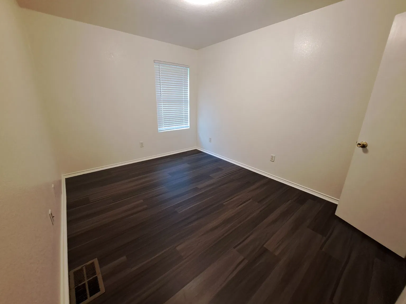 2 bed, 1.5 bath, 1050 sqft, $800 — Photo 4