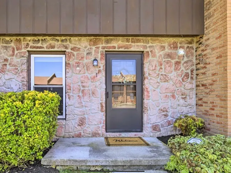 306 Emerald Dr — Photo 2