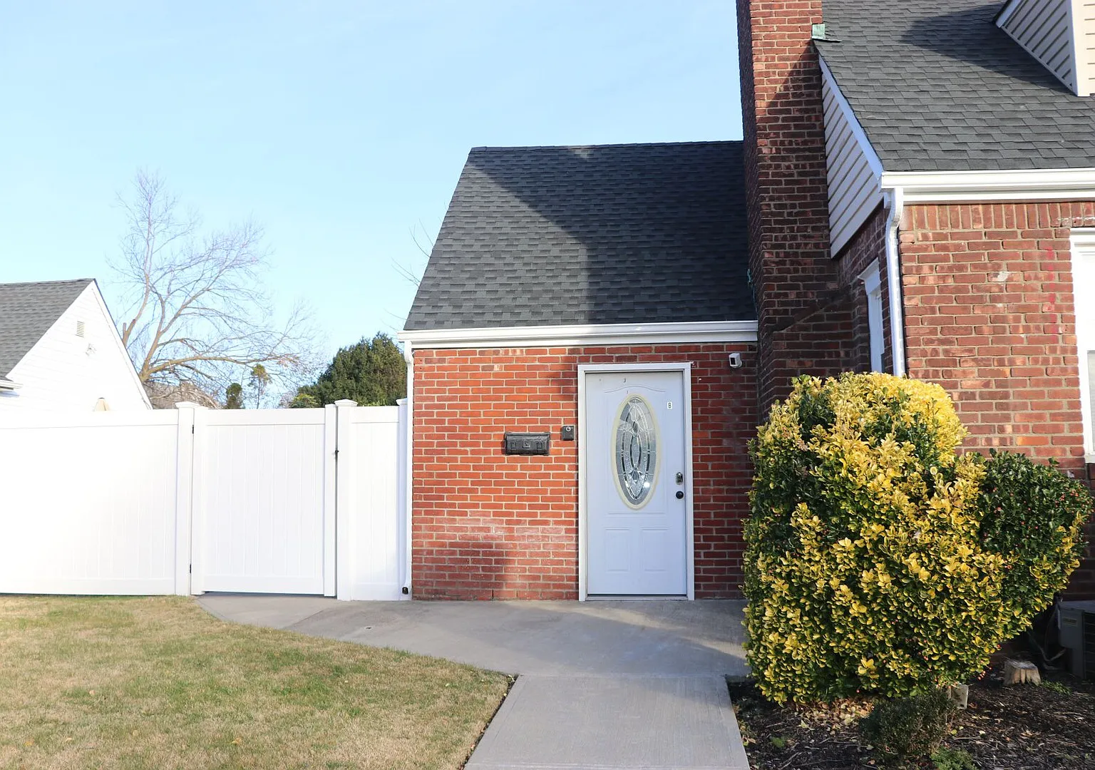 Beautiful and Elegant 2 Bedroom Apartment in the heart of Uniondale — Photo 1