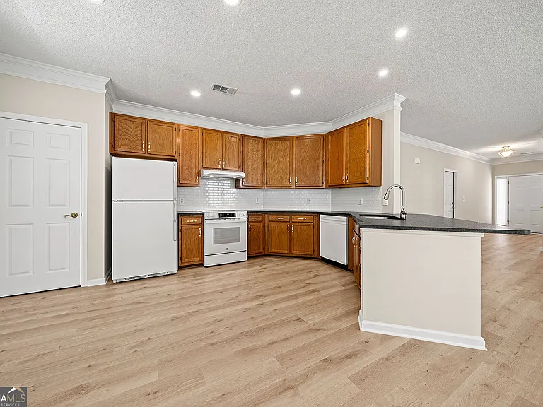 1221 Pinehurst Dr — Photo 16