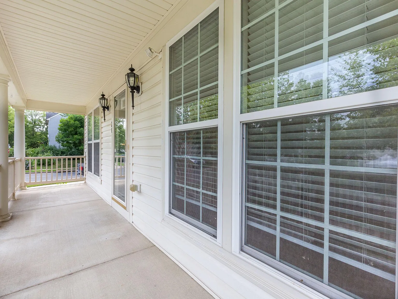 3 bed, 4.0 bath, 2925 sqft, $3,300 — Photo 2