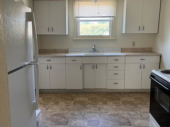 3rd image of 305 Burkley Way