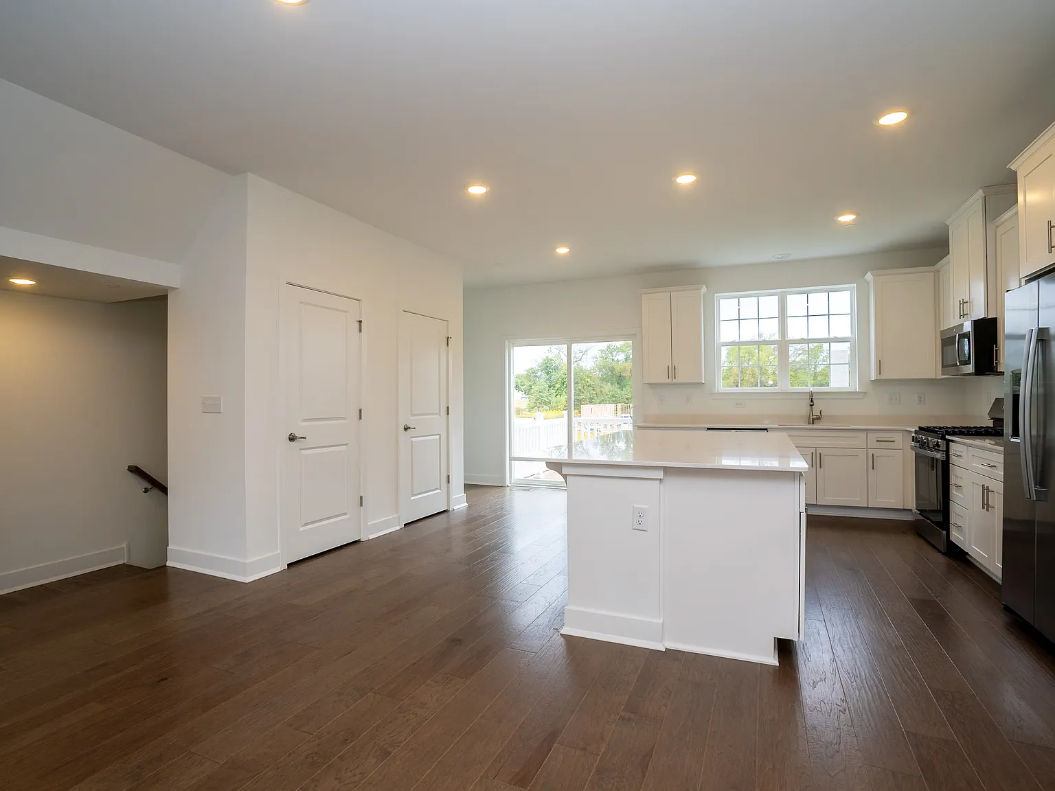 4 bed, 3.5 bath, 2400 sqft, $4,400 — Photo 3