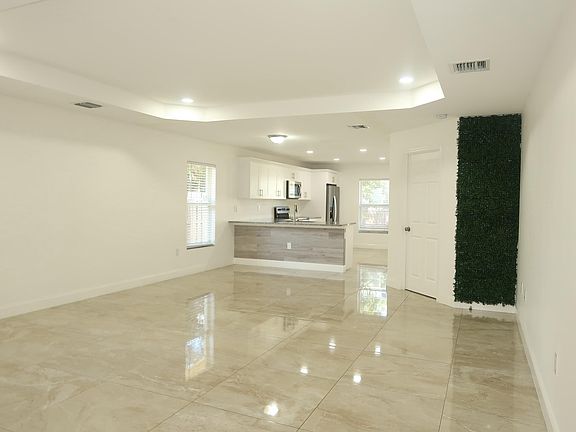 5th image of 815 Forest Hill Boulevard