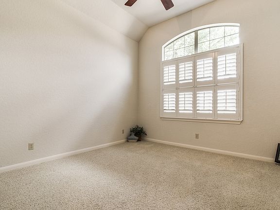 5th image of 102 Garden Trce