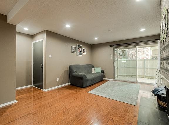5th image of 7826 Royal Ln