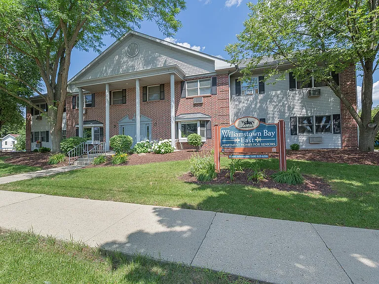 913 Acewood Blvd — Photo 1