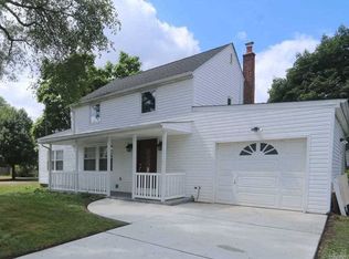 30 Charles St, Hicksville, NY 11801