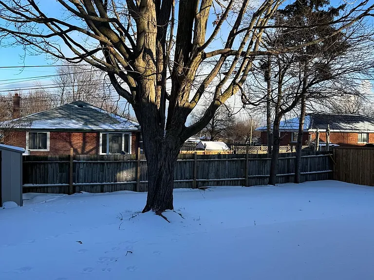 1467 Oxford St — Photo 33