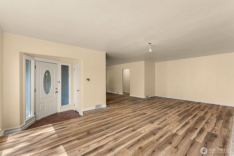 3rd image of 845 N Devon Ave