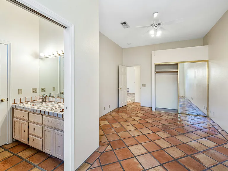 53180 Avenue Madero — Photo 22