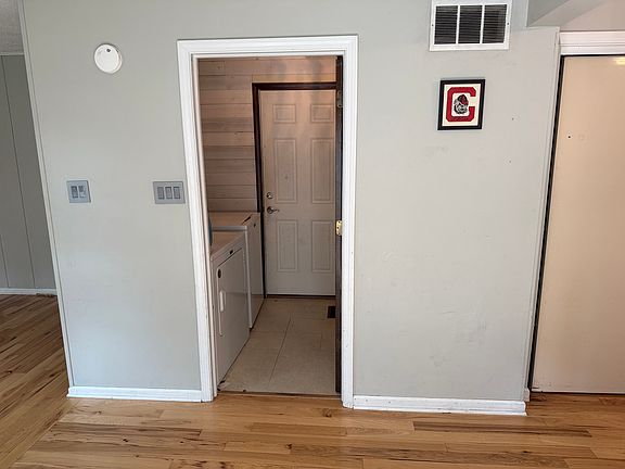 2nd image of 130 Lexington Ct