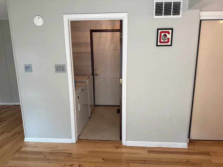 130 Lexington Ct — Photo 2