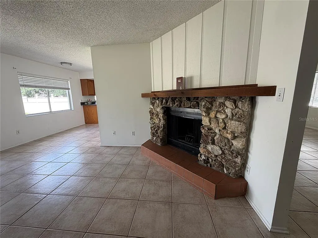 3 bed, 2.0 bath, 1548 sqft, $2,200 — Photo 3