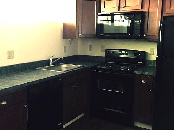 3rd image of 562 Lowell Ave #9